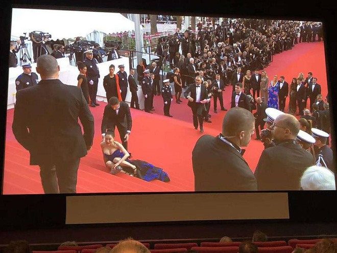 Chính từ trang phục hở bạo nên cú ngã này đã ngày lập tức trở thành tâm điểm của Cannes 2018 