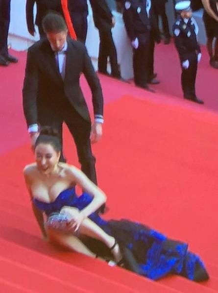 Tại Liên hoan phim Cannes ngày 8.5 (giờ địa phương), một mỹ nhân Trung Quốc đx gây xôn xao khi ngã ngay trên thảm đỏ 
