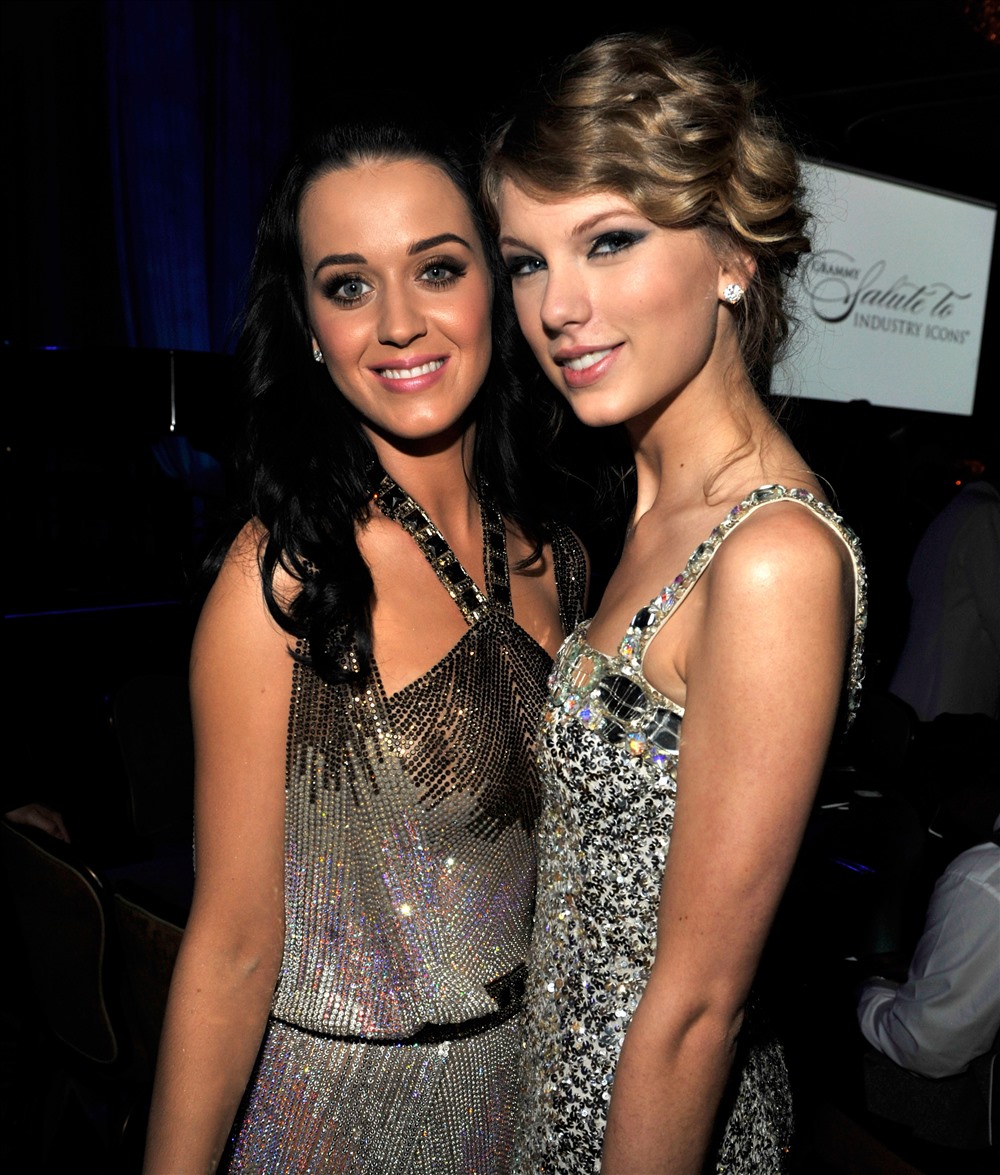Taylor Swift cũng bất ngờ chia sẻ bức thư hòa giải mà ca sĩ Katy Perry gửi đến cô. 