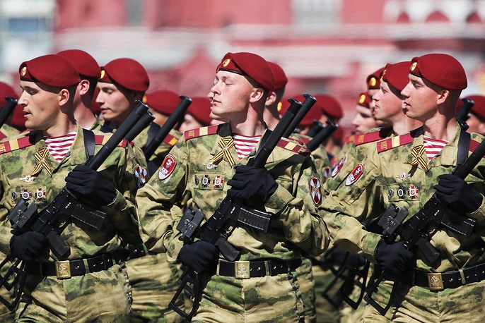 Quân nhân Nga diễu hành trong đội hình tại lễ duyệt binh Ngày Chiến thắng. Ảnh: Tass. 