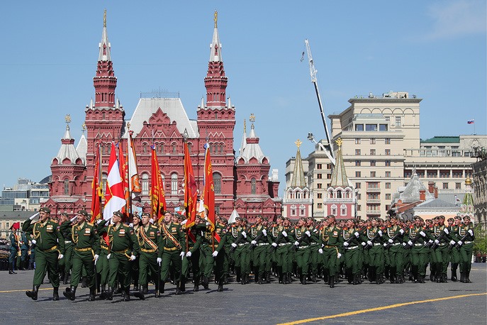 Quân nhân Nga đi qua Quảng trường Đỏ. Được biết, có 33 đội hình với tổng số hơn 13 nghìn quân nhân tham gia lễ duyệt binh. Ảnh: Tass. 