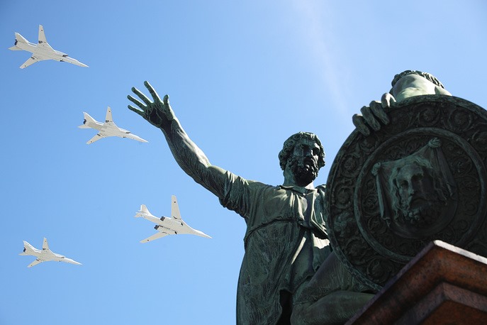 Máy bay ném bom chiến lược Tupolev Tu-160 và Tupolev Tu-22M3 bay qua đài tưởng niệm Kuzma Minin và Dmitry Pozharsky tại Quảng trường Đỏ. Ảnh: Tass.
