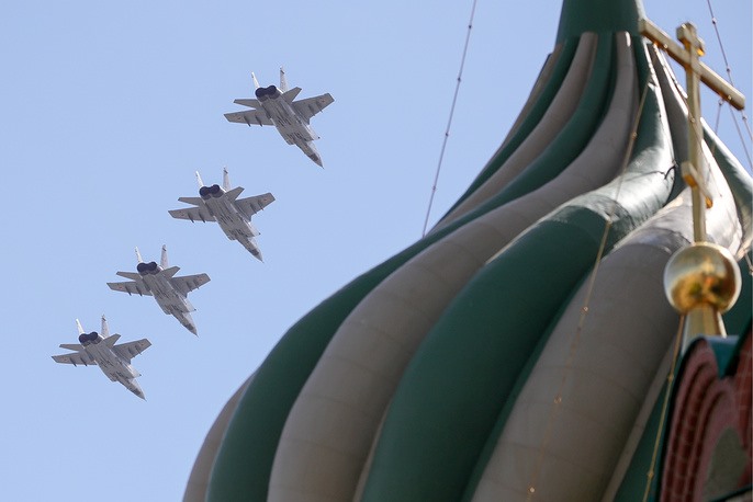 Tiêm kích Mikoyan MiG-31K mang tên lửa siêu thanh Kinzhal bay qua Quảng trường Đỏ của Mátxcơva. Ảnh: Tass.