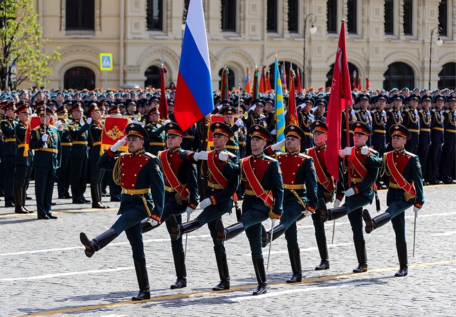 Quân nhân mang Quốc kỳ Nga và Lá cờ chiến thắng của cuộc Chiến tranh Vệ quốc vĩ đại trong lễ duyệt binh. Ảnh: Tass. 