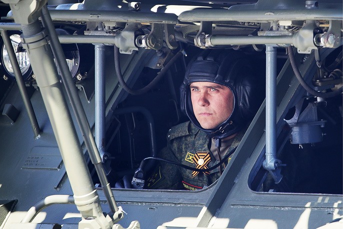 Một quân nhân Nga điều khiển phương tiện quân sự trong lễ duyệt binh. Ảnh: Tass. 