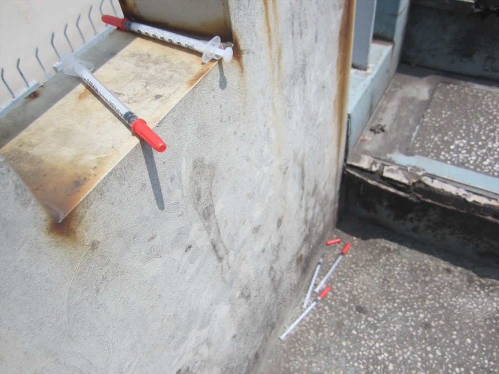 Vì bị bỏ hoang, những thời điểm như buổi tối, trưa nắng, có nơi cầu vượt bộ hành còn trở thành tụ điểm của những kẻ hút chích.