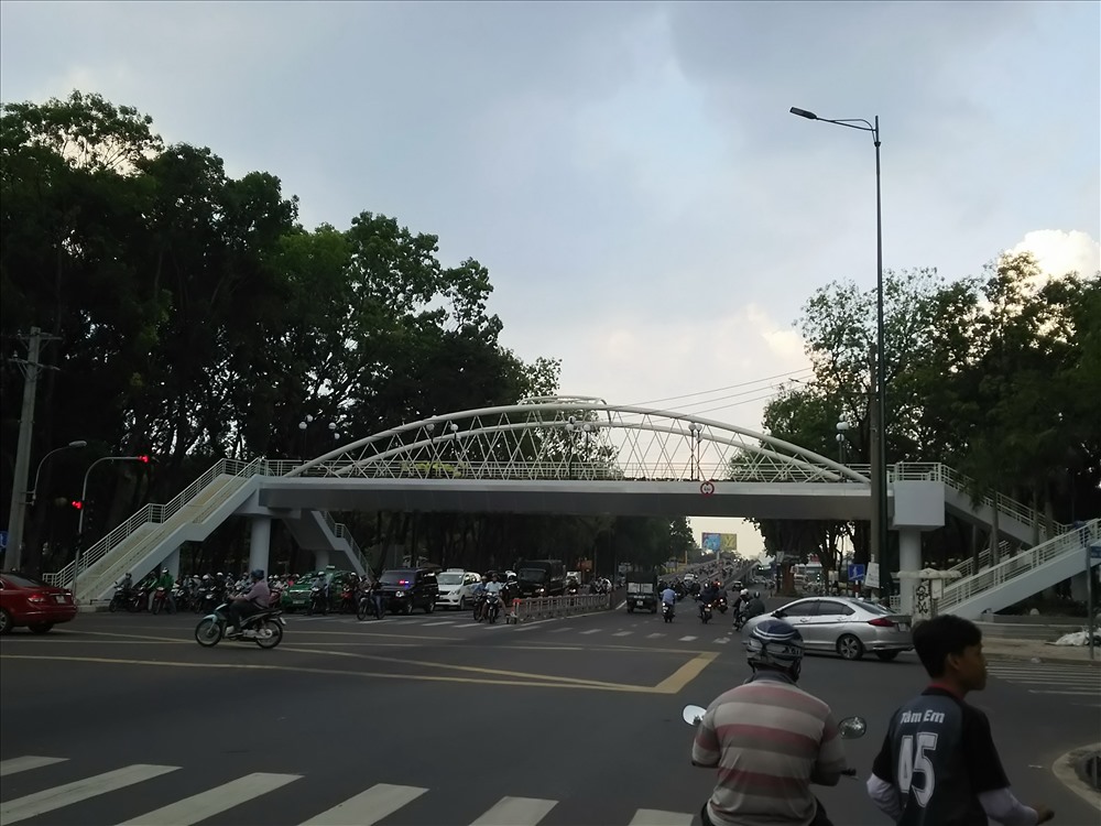 Ngay dưới chân cầu vượt có đền tín hiệu giao thông nên nhiều người chờ đèn đỏ rồi qua đường.