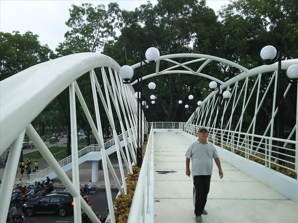 Theo ghi nhận, từ khi có cầu vượt, người dân đi tập thể dục ở công viên Gia Định qua đường bằng cầu vượt cho an toàn.