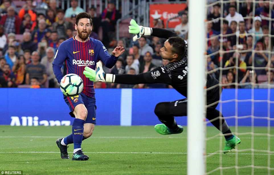 Messi (trái) trong pha ghi bàn nâng tỷ số lên 3-0. Ảnh: Reuters.