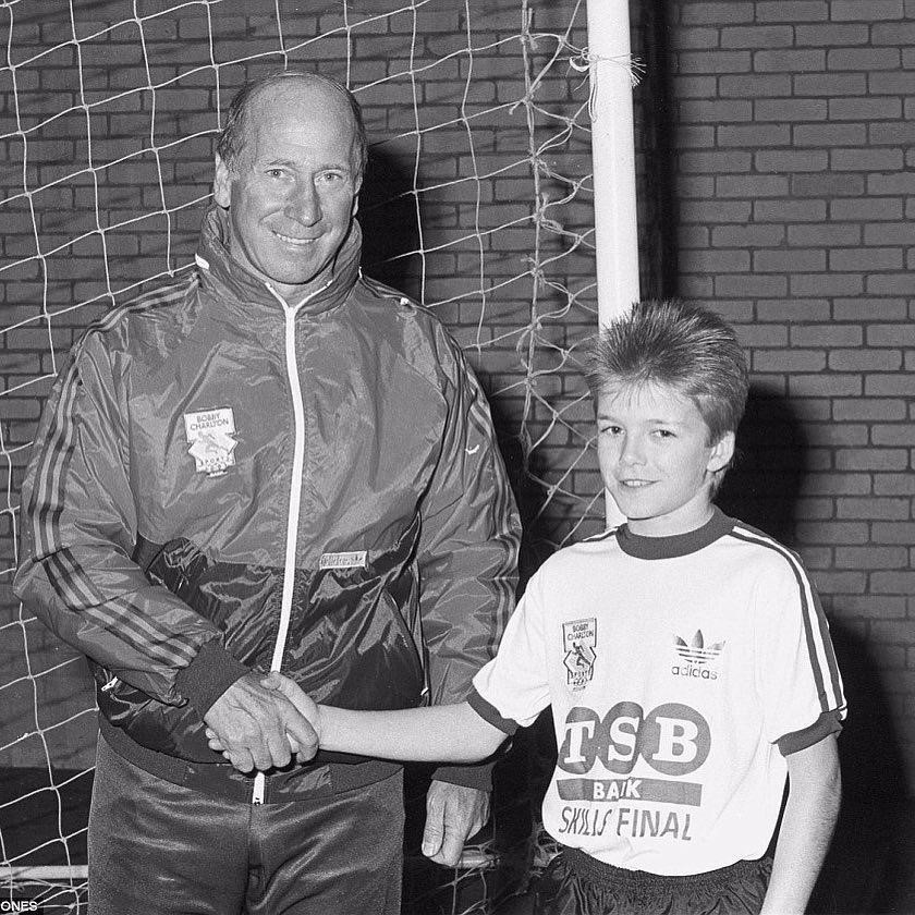 cậu bé David Beckham ngày nào hẳn cũng sẽ vô cùng sung sướng khi được bắt tay với huyền thoại Bobby Charlton từ năm 1986.