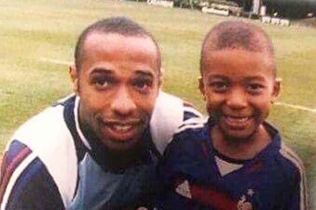 Thierry Henry ngày ấy đã là trụ cột của đội tuyển Pháp, nhưng liệu có bao giờ anh tưởng tượng ra cậu bé cười toe toét đứng bên cạnh mình là Kylian Mbappe, ngôi sao tương lai của “Les Bleus”