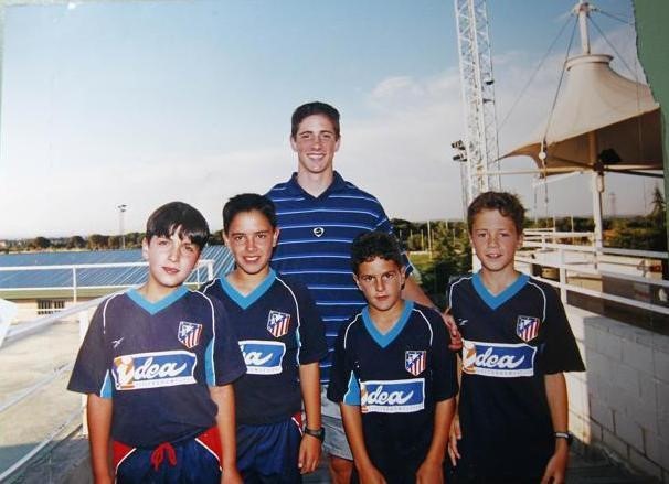 Fernando Torres tưởng như “trẻ mãi không già“, trong khi có ai ngờ cậu bé Koke 9 tuổi (thứ 2 từ phải sang) đã lột xác thành chàng tiền vệ điển trai của Atletico Madrid.