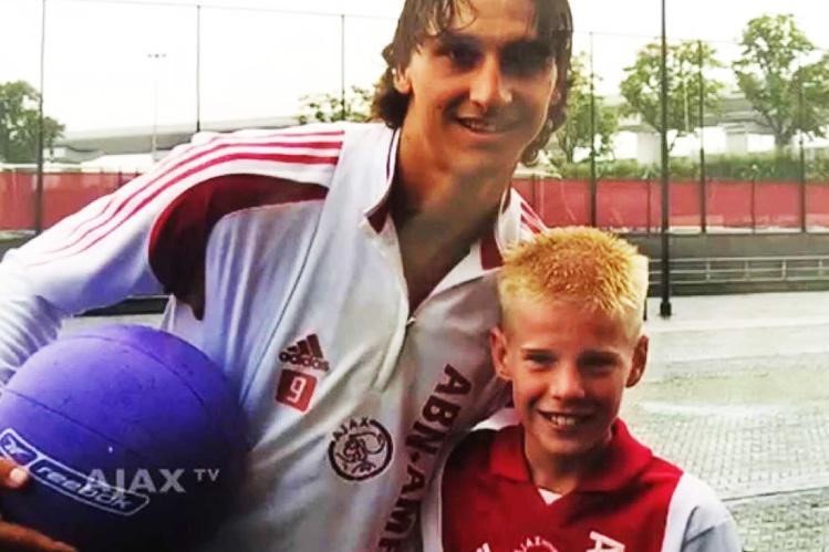 Zlatan Ibrahimovic khi còn khoác áo Ajax đã có một bức ảnh chụp cùng với cậu bé Davy Klaassen 11 tuổi. Cả hai còn thêm một lần chạm trán nhau, nhưng lần này là tại Champions League 2014 giữa PSG và Ajax. Đặc biệt hơn cả, 2 cầu thủ này đều ghi bàn thắng trong trận đấu đó.