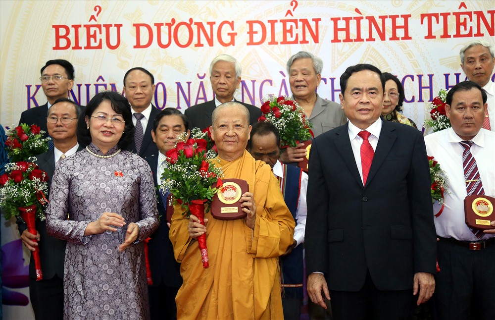 Chủ tịch UBTƯ MTTQ Việt Nam Trần Thanh Mẫn và Phó Chủ tịch Nước trao khen thưởng cho đại biểu điển hình tiên tiến. Ảnh: Kỳ Anh