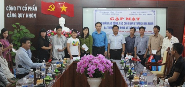 Phó Chủ tịch CĐ TCty Hàng hải VN Phạm Văn Lin tặng quà cho CNLĐ có hoàn cảnh khó khăn tại Cty CP Cảng Quy Nhơn. Ảnh: CĐ TCty Hàng hải VN