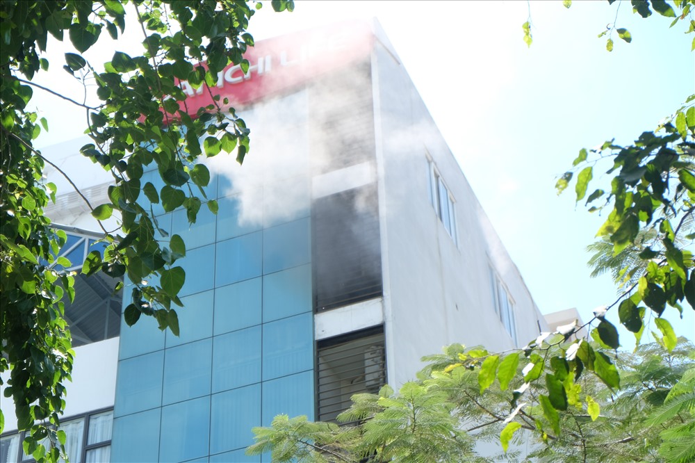 Khói bốc lên từ tầng 5 của Công ty TNHH MTV G.A Bảo Gia Phát thuộc Tổng công ty Bảo hiểm nhân thọ Dai-ichi