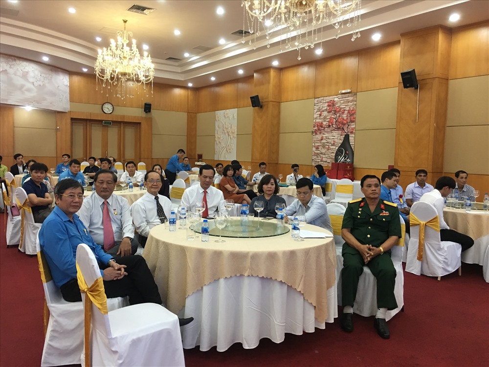 Đồng chí Trần Thanh Hải, Phó Chủ tịch Thường trực Tổng LĐLĐVN (ngoài cùng bên phải) cùng các đại biểu dự buổi gặp gỡ. 