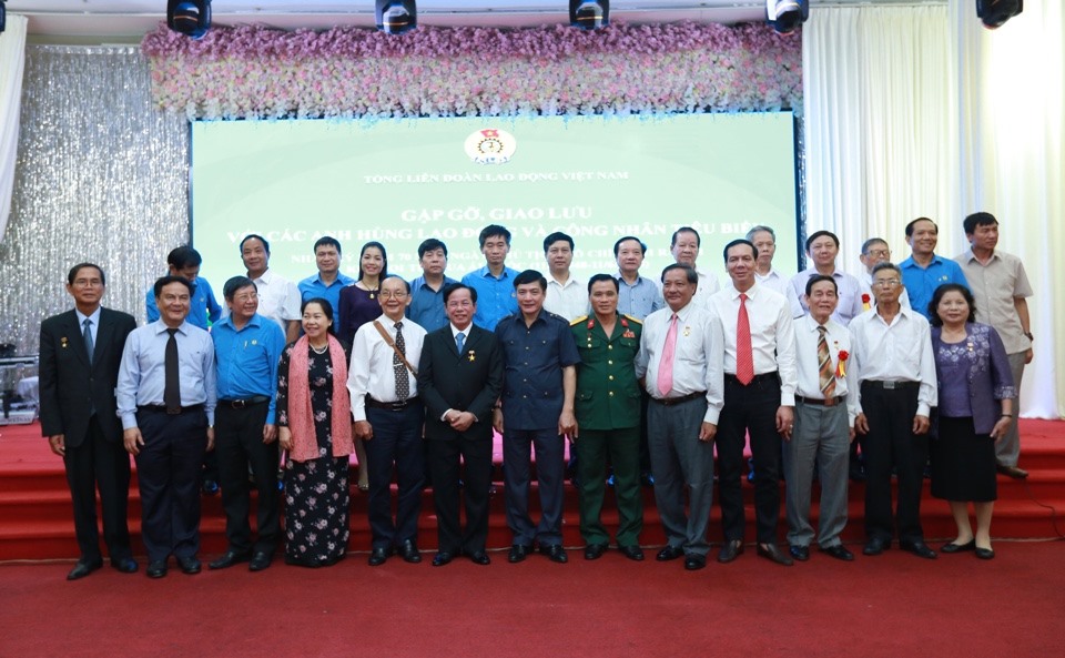 Các đồng chí Thường trực Đoàn Chủ tịch Tổng LĐLĐVN chụp ảnh lưu niệm với các đại biểu. Ảnh: Hải Nguyễn