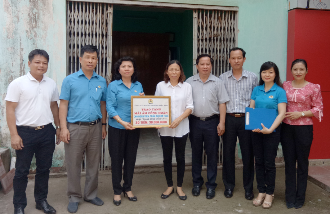 Phó Chủ tịch CĐ Công thương VN Tạ Thị Vân Anh trao Mái ấm CĐ cho chị Nguyễn Thị Kim Thoa.