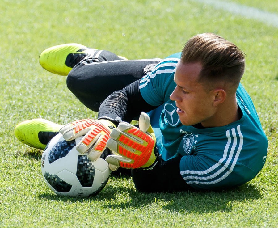 Ter Stegen chưa biết mình có được bắt chính hay không. Ảnh: Getty.