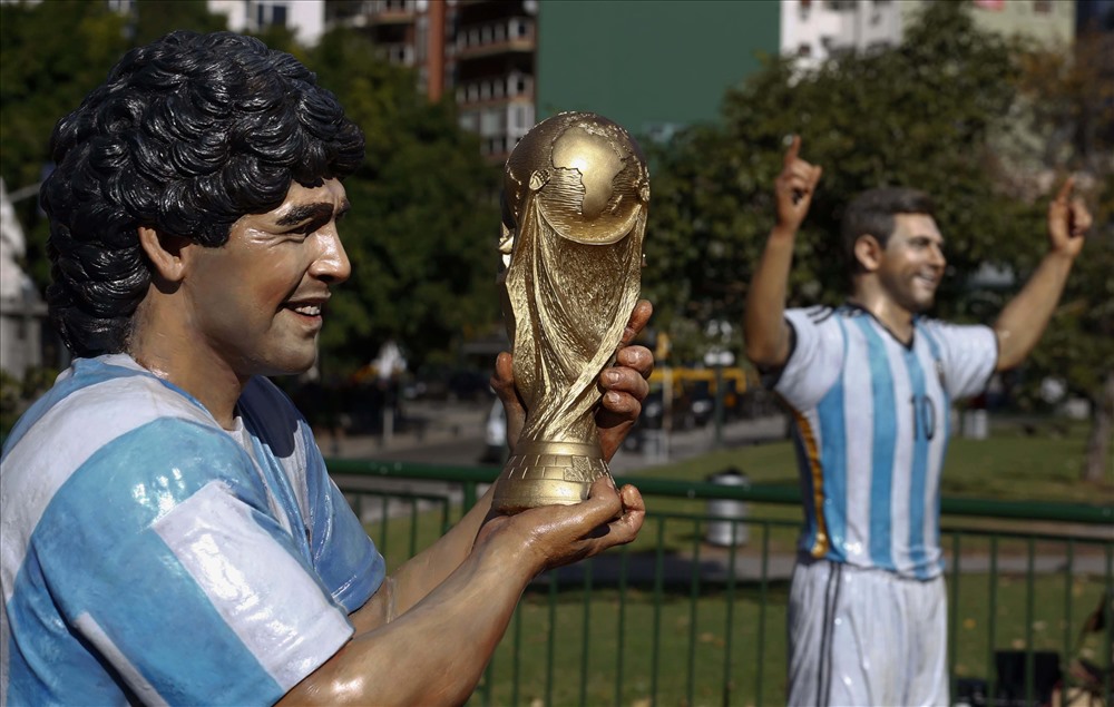 Maradona và Messi thường được so sánh với nhau. Ảnh: One Football.