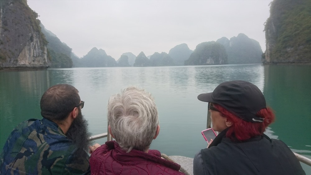 Đạo diễn phim “Kong: Skull Island” trở lại thăm vịnh Hạ Long cùng gia đình. Ảnh: CTV