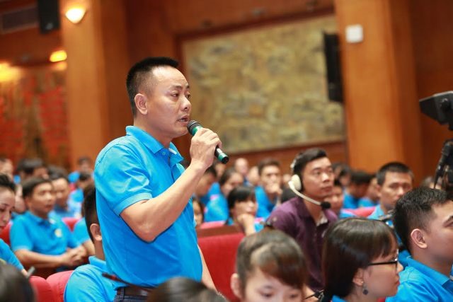 Công nhân đặt câu hỏi với lãnh đạo tỉnh. Ảnh: Hải Nguyễn