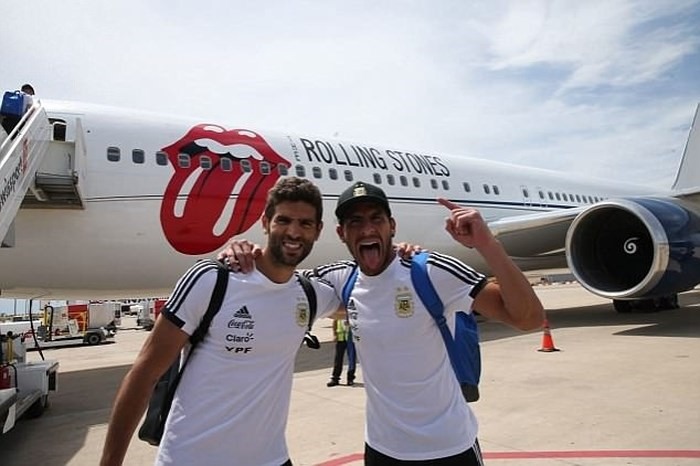 Các cầu thủ Argentina khá thích thú với chiếc máy bay mang tên nhóm nhạc nổi tiếng Rolling Stones