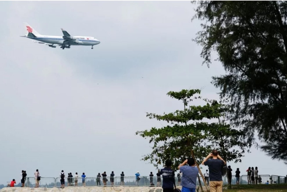 Máy bay của Air China chở nhà lãnh đạo Kim Jong-un chuẩn bị hạ cánh xuống sân bay Changi. Ảnh: Reuters