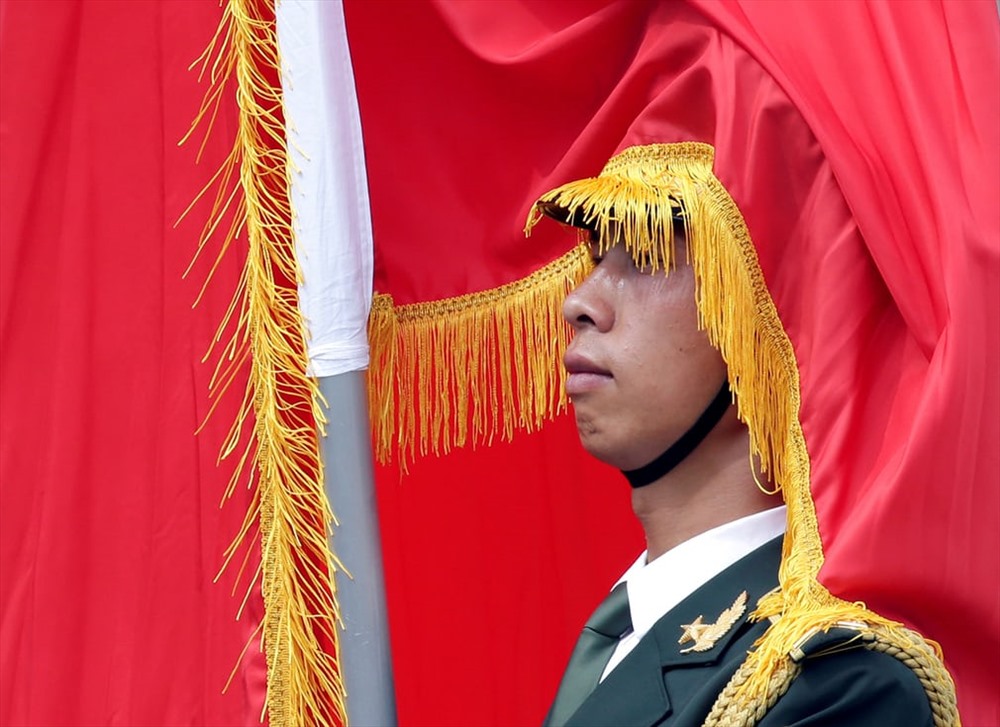 Một trong những vệ sĩ danh dự cầm cờ tại buổi lễ chào mừng Tổng thống Nga, Vladimir Putin ở Bắc Kinh, Trung Quốc. Ảnh: Jason Lee / Reuters