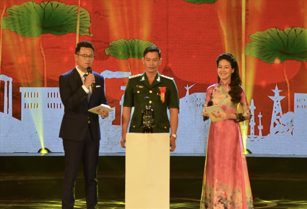 Thượng uý Trần Bình Phục chia sẻ tại Lễ kỷ niệm 70 năm ngày Chủ tịch Hồ Chí Minh ra Lời kêu gọi thi đua ái quốc. Ảnh: HN