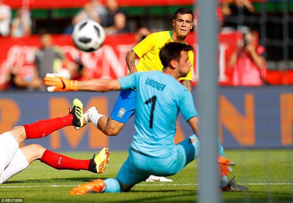 Coutinho (áo vàng) ấn định tỷ số 3-0 của trận đấu. Ảnh: Reuters.