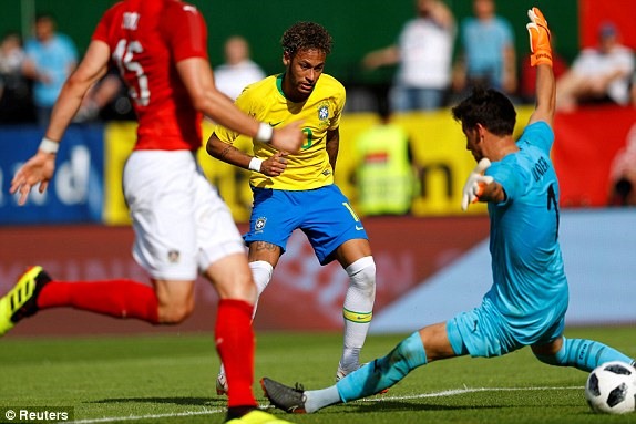 Neymar (áo vàng) mang về bàn thắng thứ 2 cho Brazil. Ảnh: Reuters.