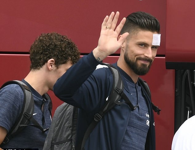 Giroud khá vui vẻ khi cùng các đồng đội tới sân bay thành phố Lyon. Ảnh: Getty Images.