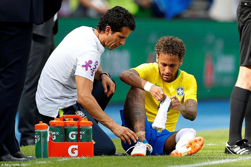 Neymar (áo vàng) chỉ mới trở lại thi đấu hơn 1 tuần nay. Ảnh: Reuters.