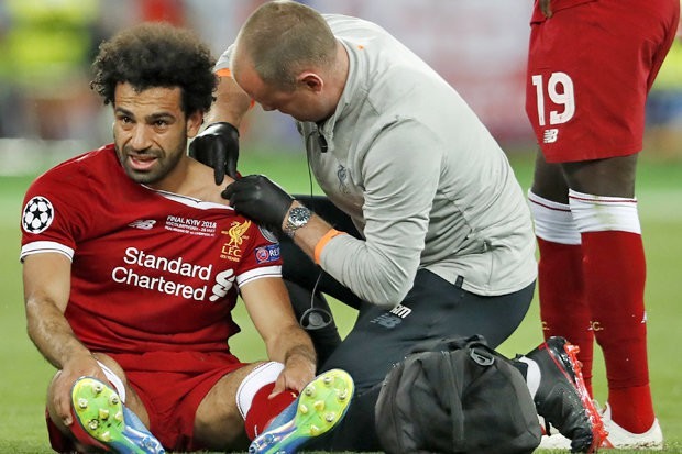 Mohamed Salah bị chấn thương trong trận chung kết Champions League sau va chạm với Sergio Ramos.