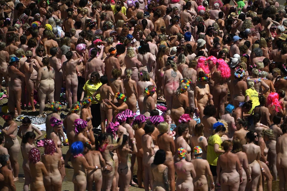 Hơn 2500 phụ nữ đã phá vỡ kỷ lục Guinness về số lượng người cùng nhau tắm tiên lớn nhất tại bãi biển Magheramore. Số tiền thu được từ hoạt động này sẽ được đóng góp vào Aoibheann Pink Pie cho trẻ em bị ung thư. Ảnh: Clodagh Kilcoyne/Reuters