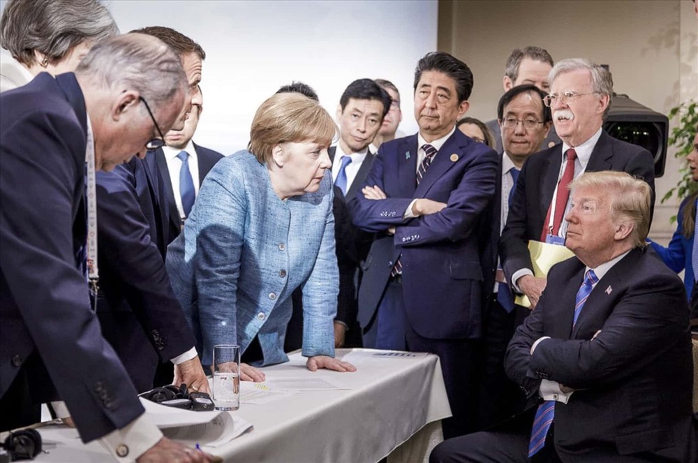 Thủ tướng Đức, Angela Merkel đối thoại với Tổng thống Mỹ Donald Trump trong một cuộc họp thuộc Hội nghị Thượng đỉnh G7. Ảnh: Jesco Denzel/AP