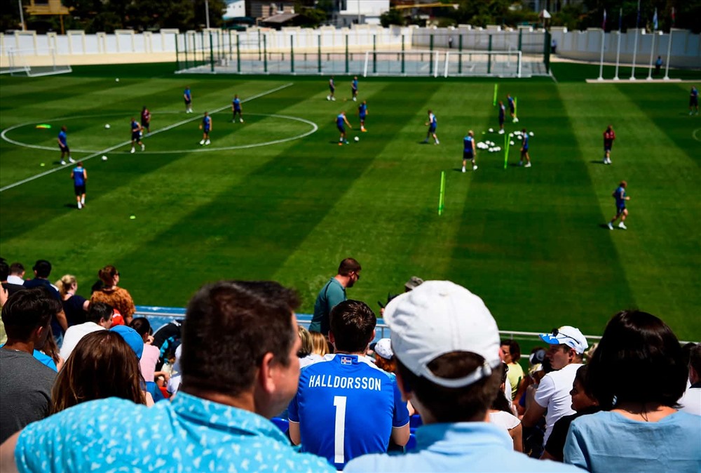 Khán giả theo dõi buổi tập đầu tiên của đội tuyển Iceland tại sân vận động Olimp trước khi tham dự World Cup. Lần đầu tiên đội tuyển Iceland được tham dự vòng chung kết giải bóng đá lớn nhất hành tinh.
