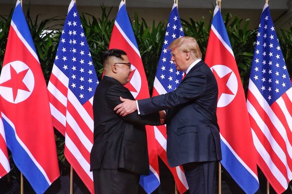 Cái bắt tay lịch sử của ông Donald Trump - Kim Jong-un. Ảnh: CNN.