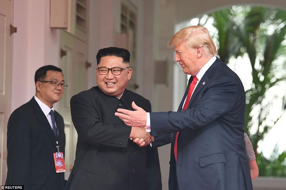 Hai nhà lãnh đạo Mỹ-Triều siết chặt tay lần thứ 3 trước khi bước vào cuộc họp diện hẹp. Ảnh: Reuters