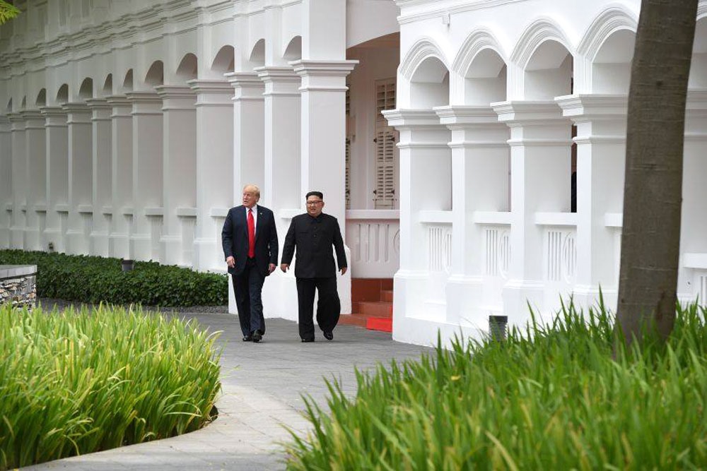 Lãnh đạo Triều Tiên Kim Jong-un (phải) tản bộ cùng Tổng thống Mỹ Donald Trump (trái). Ảnh: CNN.