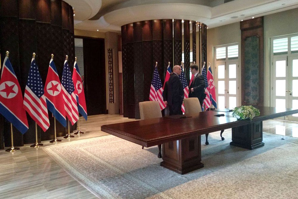 Khung cảnh chuẩn bị cho lễ ký kết giữa hai nhà lãnh đạo Mỹ - Triều. Ảnh: ST.