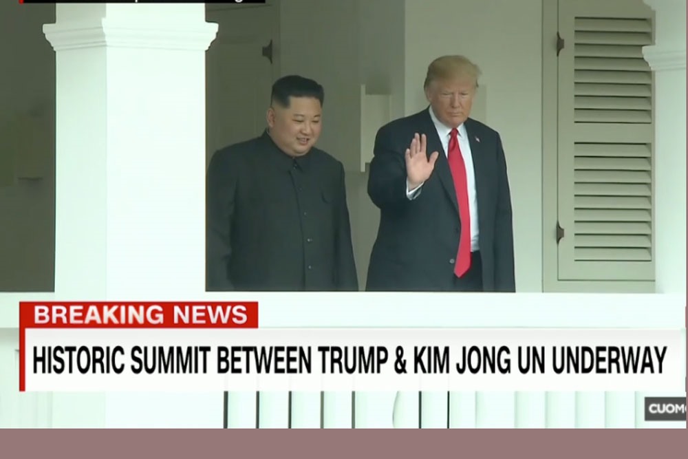Ông Donald Trump và Kim Jong-un xuất hiện sau cuộc họp kín. Ảnh: CNN