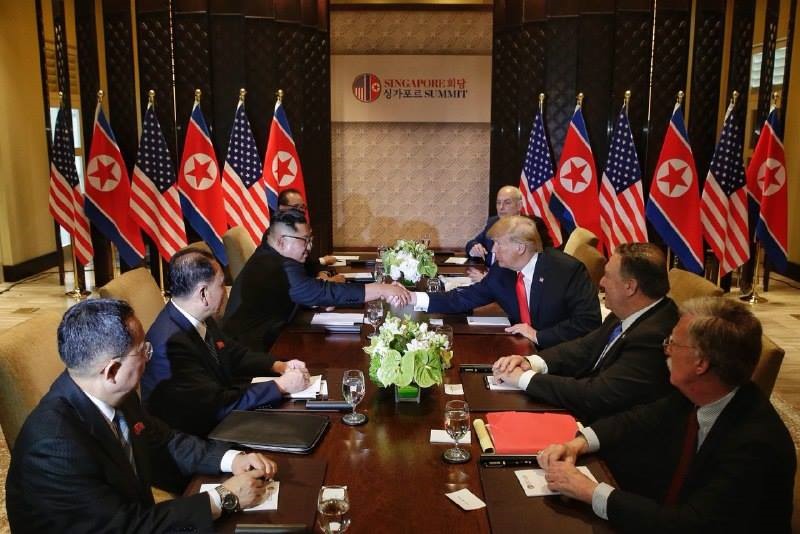 Leg: Ông Donald Trump và Kim Jong-un đàm phán mở rộng cùng quan chức hai bên. Ảnh: ST