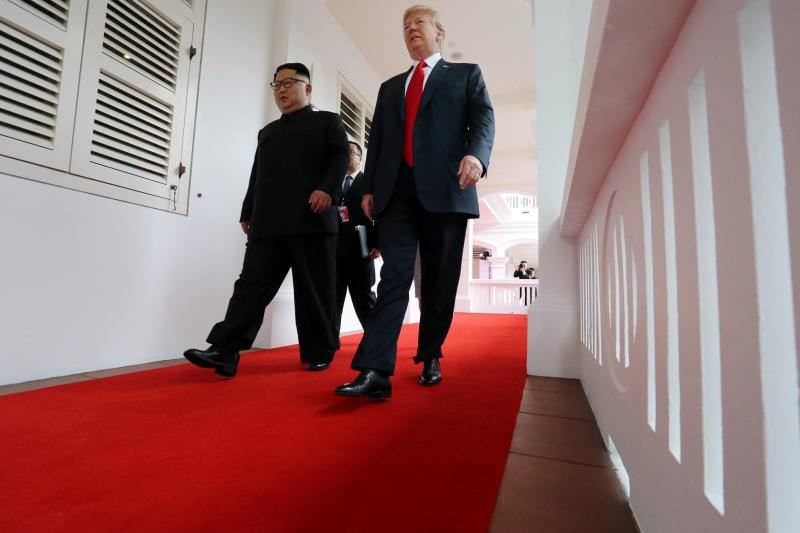 Lãnh đạo Mỹ - Triều đi dọc hành lang khách sạn Capella. Ảnh: Reuters.