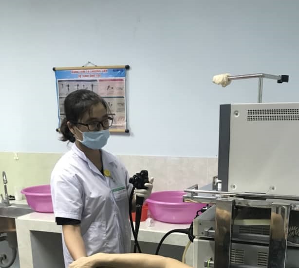 Bác sĩ Lê Vân đang thực hành kỹ thuật chẩn đoán hình ảnh. Ảnh: PV