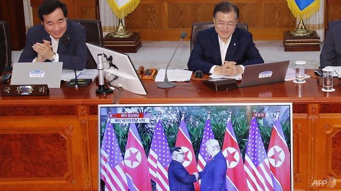 Tổng thống Hàn Quốc Moon Jae-in (phải) và Thủ tướng Lee Nak-yon (trái) xem trực tiếp hội nghị thượng đỉnh giữa Tổng thống Mỹ Donald Trump và lãnh đạo Triều Tiên Kim Jong-un. Ảnh: AFP/Yonhap.