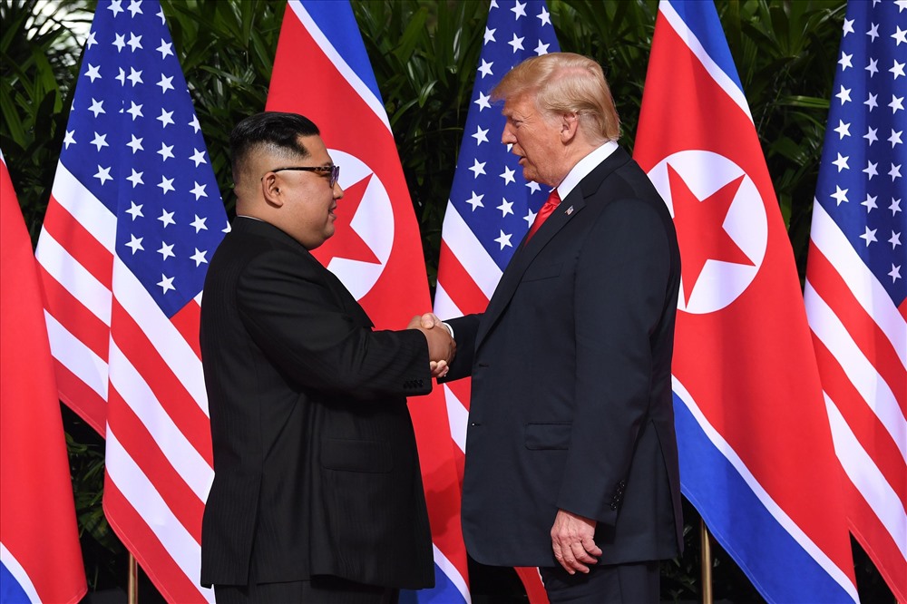 Cú bắt tay lịch sử kéo dài 12 giây giữa Tổng thống Mỹ Donald Trump và nhà lãnh đạo Triều Tiên Kim Jong Un mở đầu cho hội nghị thượng đỉnh Mỹ - Triều.  Ảnh: Time