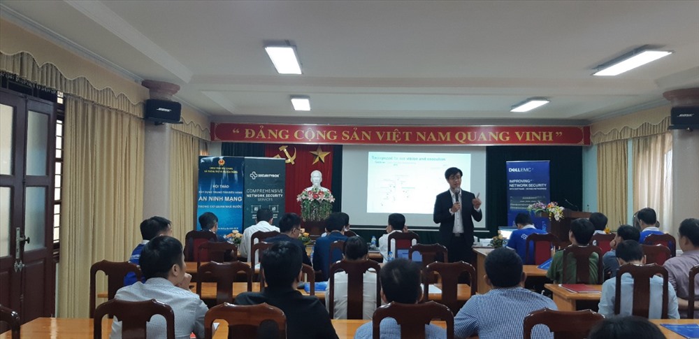 Ông Nguyễn Phạm Vĩnh Khương đại diện văn phòng Dell Global B.V tại Việt Nam đang trao đổi trong hội thảo